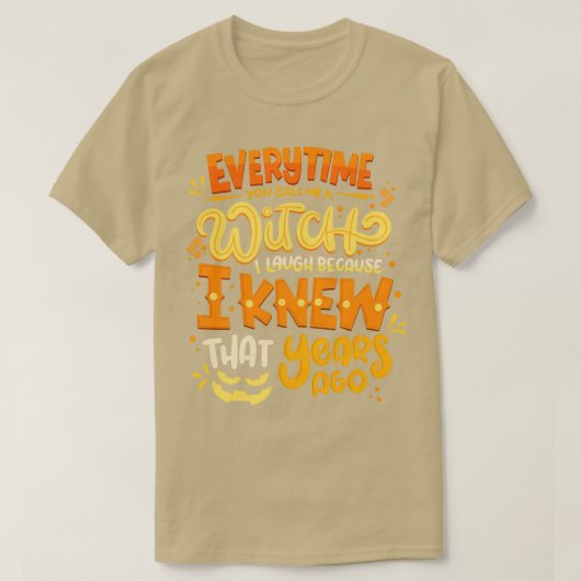 あなたが私を魔女ハロウィーンの衣装と呼ぶたびに Tシャツ (デザイン正面)