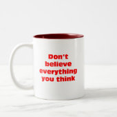 あなたが考えるすべてを信じないで下さい ツートーンマグカップ (左)