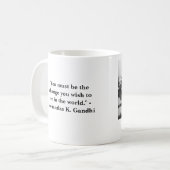 "あなたがworで見たい変更でなければなりません コーヒーマグカップ (正面左)