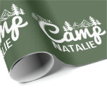 あなただけのキャンプ・バチェロレッテパーティーをカスタマイズします ラッピングペーパー<br><div class="desc">このパーソナライズされたキャンプバチェロレッテパーティーのカスタマイズされた包装紙で、あなたのキャンプバチェロレッテパーティーの贈り物をスタイリッシュにラッピングしましょう。「ヴェイル前の最後のトレイル」のお祝いに最適なこのユニークな包装紙は、あなたのグレインプにインスパイアされたイベントに楽しくまとまったタッチをもたらします。パーティーのお土産や花嫁の給料、装飾を梱包しているかどうか、この包装紙はあなたの山をテーマにしたお祝いに、特別な日に合わせた魅力的なデザインで彩りを添えます。</div>