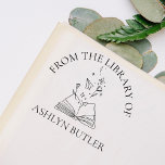 あなただけの特別な本の印鑑 ラバースタンプ<br><div class="desc">あなたの個人的な本のコレクションに美しいアクセントを加えます。このデザインは、遊び心のある開いた本のデザインの周りに「図書館から」の曲線的なテキストを特徴としています。あなたの名前を加えて、完全にカスタムで唯一無二のスタンプにしましょう！</div>