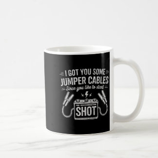 あなたってよくエンジンをかけるのが好きですから、ジャンパーケーブルをお渡ししました コーヒーマグカップ