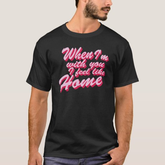 あなたと一緒なら心安らぐ 愛する人の引用 Tシャツ (正面)