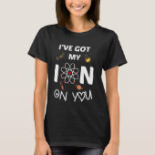 あなたにイオンをあげたい 面白い科学ネタ ジョークグッズ Tシャツ (正面)