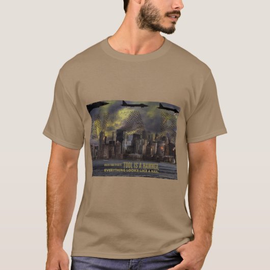 あなたのお気に入りのな用具がハンマーの反戦のTシャツである時 Tシャツ (正面)