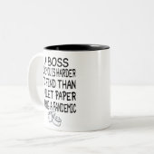 あなたのようなボスは2021年のトイレより見つけにくい ツートーンマグカップ (正面左)