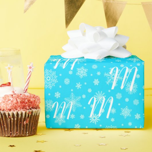 あなたのカスタムギフト受け手のための雪片モノグラム ラッピングペーパー (誕生日パーティー)
