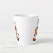 あなたのコーヒーがあなたの幼児より強くなることを願う カフェラテマグ (正面)