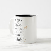 あなたのコーヒーがあなたの幼児より強くなることを願う ツートーンマグカップ (正面左)