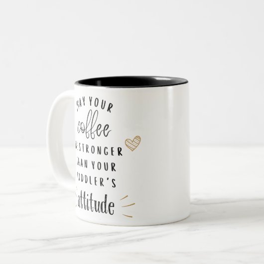 あなたのコーヒーがあなたの幼児より強くなることを願う ツートーンマグカップ (正面左)