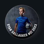 あなたのスポーツ写真 |チームパーソナライズされたの写真ボタン 缶バッジ<br><div class="desc">名前カスタム、選手パーソナライズされた番号、チーム名、学校、市、年またはメッセージを含むスポーツの写真を含むタイポグラフィピンのボタはっきりしたン。任意の写真、色、すべての年齢、任意のスポーツに適している。テストして見てみろ！さらに編集するには、必要に応じてデザインツールをもし入力する。</div>