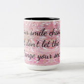 あなたのスマイルが世界を変える勇気付けられる ツートーンマグカップ (中央)