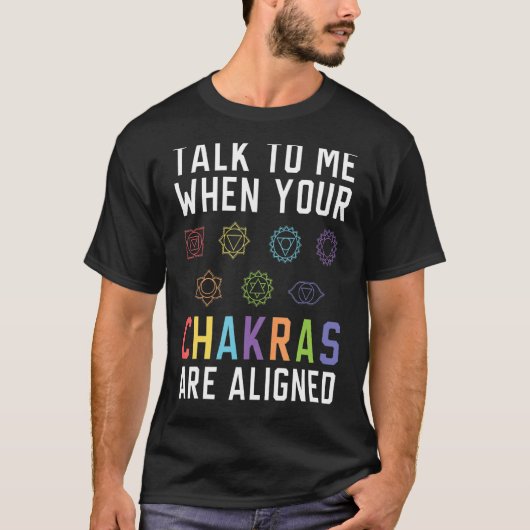 あなたのチャクラがヨガに整列したとき話す Tシャツ (正面)