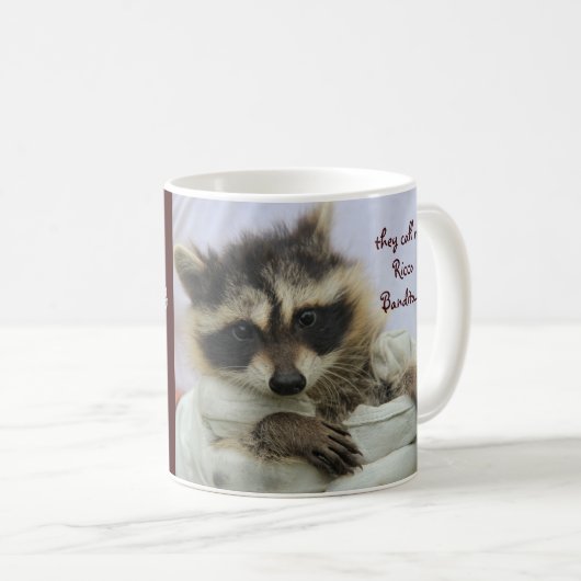 あなたのハートのマグを盗んでいるかわいい強盗のアライグマ コーヒーマグカップ (正面右)