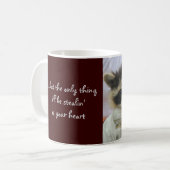 あなたのハートのマグを盗んでいるかわいい強盗のアライグマ コーヒーマグカップ (正面左)