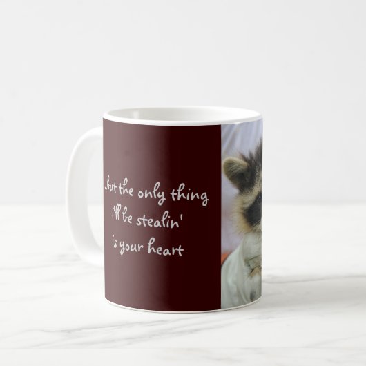 あなたのハートのマグを盗んでいるかわいい強盗のアライグマ コーヒーマグカップ (正面左)