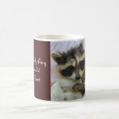 あなたのハートのマグを盗んでいるかわいい強盗のアライグマ コーヒーマグカップ (中央)
