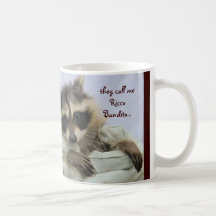 あなたのハートのマグを盗んでいるかわいい強盗のアライグマ