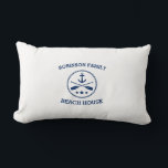 あなたのビーチハウスファミリーネームいかりオーズスターズ ランバークッション<br><div class="desc">あなたの家族の名スタイリッシュ前や他の文字とパーソナライズされた一緒にリュンバの枕クッション、白い上に交差したオールとネイビーブルーの星を持つカスタムいかりボー航海のトのや色を変更するホームデコに一致する。</div>