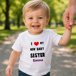 あなたのベビーの名前を追加する私のベビーの妹のシャツ トドラーTシャツ