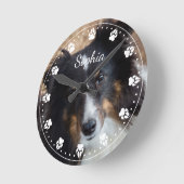 あなたのペットの写真と文字と任意の色の前時計の顔 ラウンド壁時計 (傾斜)