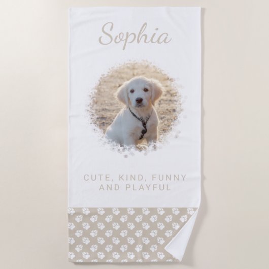 あなたのペットの写真と白いポーズオンベージュ&カスタム文字 ビーチタオル (正面)