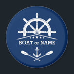あなたのボート名または文字いかりオーアーズヘルムネイビーブルー マグネット<br><div class="desc">あなたのパーソナライズされたビーチスタイリッシュハウス、湖の家、家族の名前や他の文字と一緒に丸い冷蔵庫の磁石カスタム – ヘルム、いかり航海の、ネイビーブルーの白い海と星を交差し、または装飾に合わせて背景の色を選択します。贈り素晴らし物ユニーク。</div>