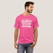 あなたのポーズを静かに分析中 マッサージセラピ Tシャツ (正面フル)