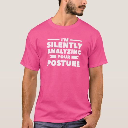 あなたのポーズを静かに分析中 マッサージセラピ Tシャツ (正面)