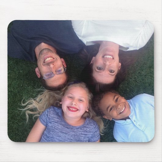 あなたのマウスパッドを個人化するために家族の写真を加えて下さい マウスパッド (正面)