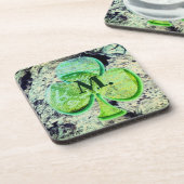 あなたのモノグラムと緑のシャムロッククローバー コースター (左側)