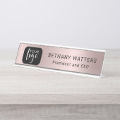 あなたのロゴバラ金ゴールド赤面メタリックシックモダン デスクネームプレート (正面)