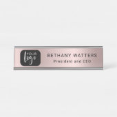 あなたのロゴバラ金ゴールド赤面メタリックシックモダン デスクネームプレート (正面)