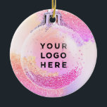 あなたのロゴピンクガーリーグリッタークリスマス セラミックオーナメント<br><div class="desc">あなたのロゴピンクガーリーグリッタークリスマスボールセラミックオーナメントあなたのビジネスのロゴピンクのレインボーグリッタードリップストレンディーユニコーン休日クリスマスセラミックオーナメント。クリスマスビジネスデコールのための豪華な休日の装飾。おカスタム客様の写真クリスマスツリーデコギフトセラミックオーナメントの金ゴールドトレンディートーン輝く</div>