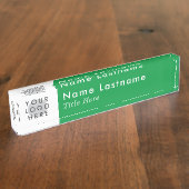 あなたのロゴモダンブライトグリーンシンプルミニマリスト デスクネームプレート (側面)