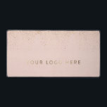 あなたのロゴ赤面ゴールドシンプルフォイルモダンフェミニン デスクマット<br><div class="desc">この商品に合わせて広告商品や商品を販売する場合は、ザズルのホームページに連絡あ連絡るデザイザを通してお楽しみください。</div>