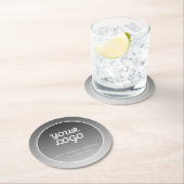 あなたのロゴ & 編集可能なテキスト | ダークグレーのグラデーション ラウンドペーパーコースター (インサイチュ)