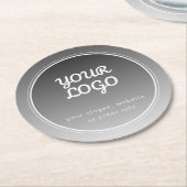 あなたのロゴ & 編集可能なテキスト | ダークグレーのグラデーション ラウンドペーパーコースター (アングル)