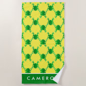 あなたの一流の|かわいい漫画のカエルを加えて下さい ビーチタオル (正面)