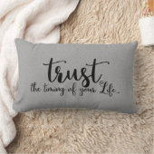 あなたの人生のタイミングを信頼する引用文 ランバークッション (ブランケット)