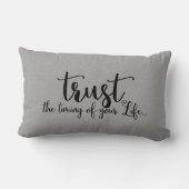 あなたの人生のタイミングを信頼する引用文 ランバークッション (裏面)