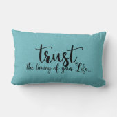 あなたの人生のタイミングを信頼する – 装飾用クッション ランバークッション (裏面)