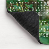 あなたの写真に白い数字の2027年カレンダーを重ねる マウスパッド (コーナー)