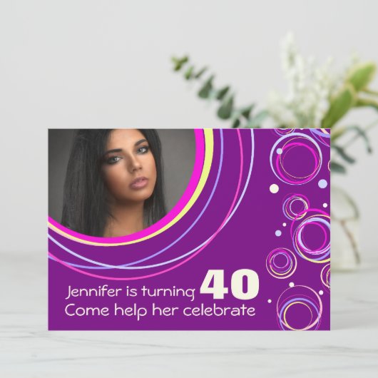 あなたの写真のファンキーな第40誕生日の招待の紫色を加えて下さい 招待状 (スタンド正面)
