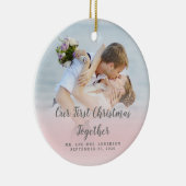あなたの写真の新婚者私達の初めてのクリスマスの休日 セラミックオーナメント (右)