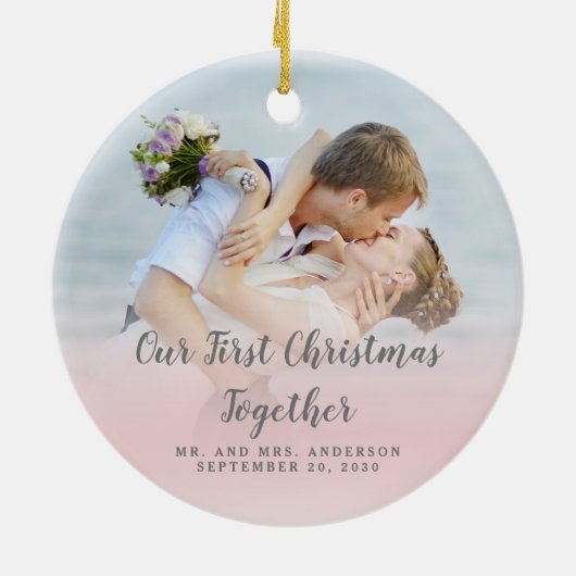 あなたの写真の新婚者私達の初めてのクリスマスの休日 セラミックオーナメント (裏面)