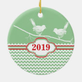 あなたの写真の赤い鳥は木のクリスマスオーナメントを旋回 セラミックオーナメント (裏面)