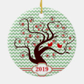 あなたの写真の赤い鳥は木のクリスマスオーナメントを旋回 セラミックオーナメント (裏面)