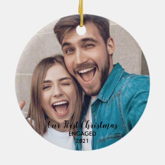 あなたの写真を追加する私たちの初めてのクリスマスMr. & Mrs. Christ セラミックオーナメント (裏面)
