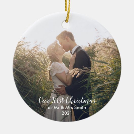 あなたの写真を追加する私たちの初めてのクリスマスMr. & Mrs. Christ セラミックオーナメント (正面)